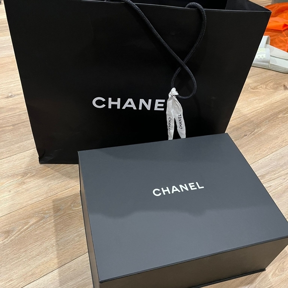 Gorgeous Chanel Black Quilted  Shoulder Bag with Gold Chain 💯Fabulous - Picture 16 of 16